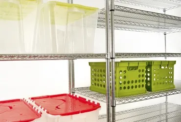 Estantes em aço cromado